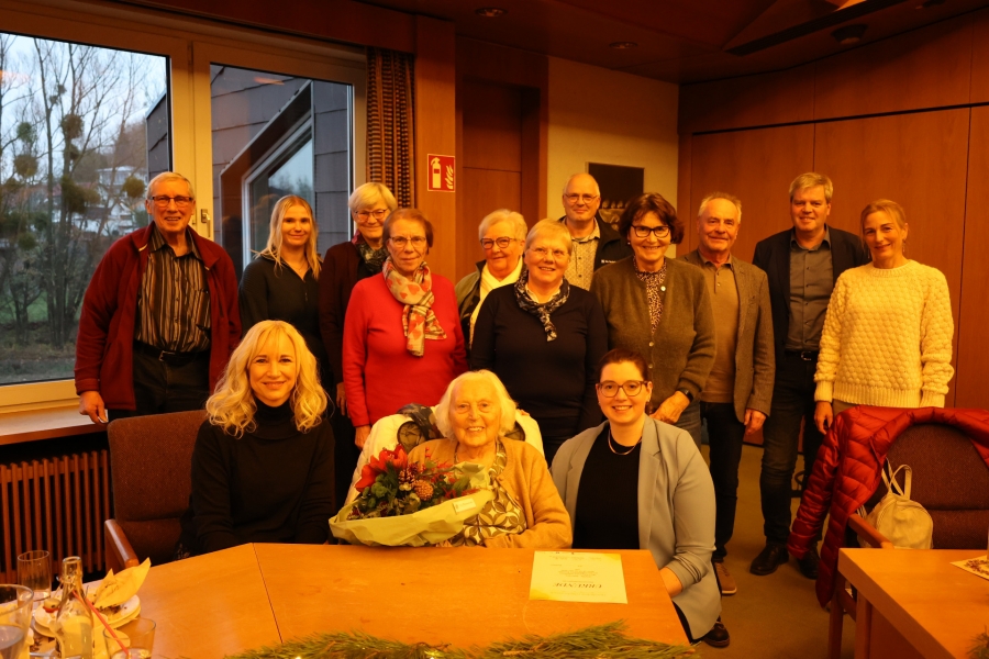 Die geehrten Teilnehmenden und Verantwortlichen freuen sich über die gelungene Aktion „Gesundheitspass Borchen“. ©Gemeinde Borchen